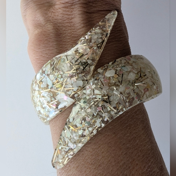 VTG Iridescent & Gold CONFETTI LUCITE Bypass Hinged Clamper CUFF BRACELET - Picture 3 of 8